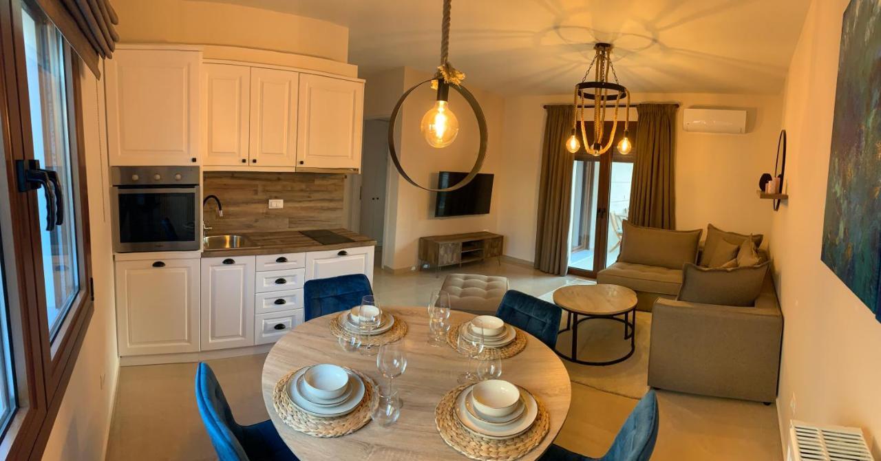 Divine Meteora Luxury Midtown Apartment カランバカ エクステリア 写真